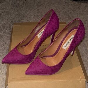 Steve Madden Magenta Textured Heels